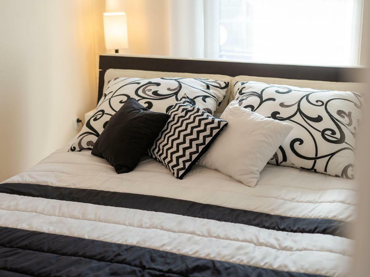 Color Apartments Apartament Black & White كولوبرزيغ المظهر الخارجي الصورة